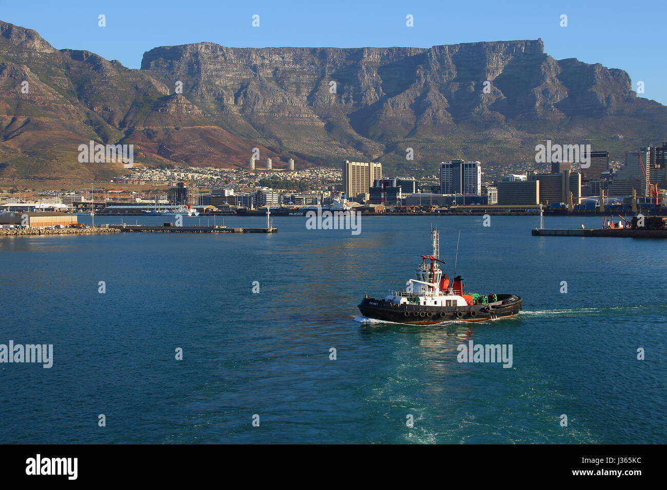 Table Bay Harbor contro lo sfondo di Table Mountain a Cape Town nella Western Cape del Sud Africa Foto Stock