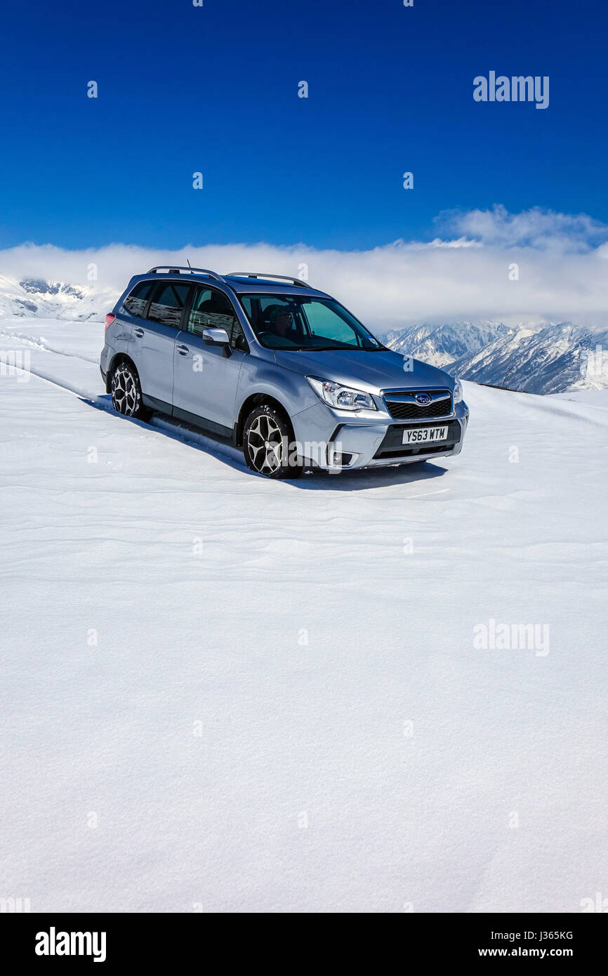 Subaru Forester con registrazione del Regno Unito sulla neve nei Pirenei, Andorra Foto Stock