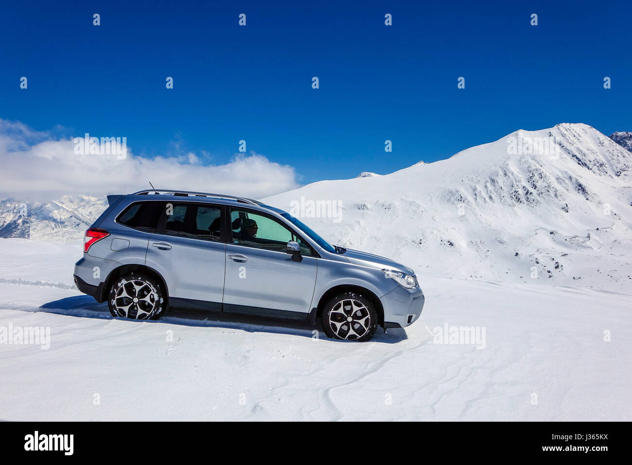 Subaru Forester con registrazione del Regno Unito sulla neve nei Pirenei, Andorra Foto Stock