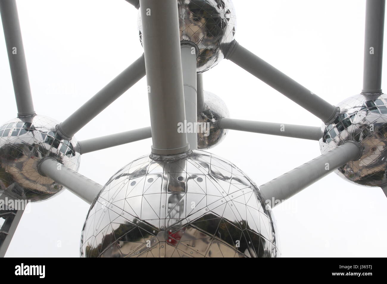 L'Atomium un punto di riferimento a Bruxelles in Belgio è stato costruito per il 1958 della fiera del mondo. Foto Stock