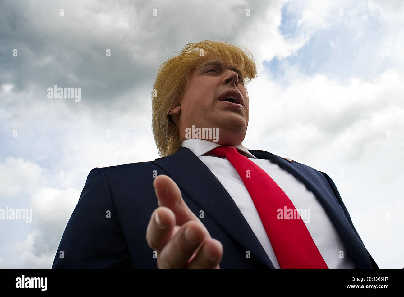 Impersonator Dustin William d'oro nel suo ruolo come "Trump Guy' saluta Trump sostenitori in vista dell'Aprile 29, 2017 rally del Presidente Trump in Harris Foto Stock