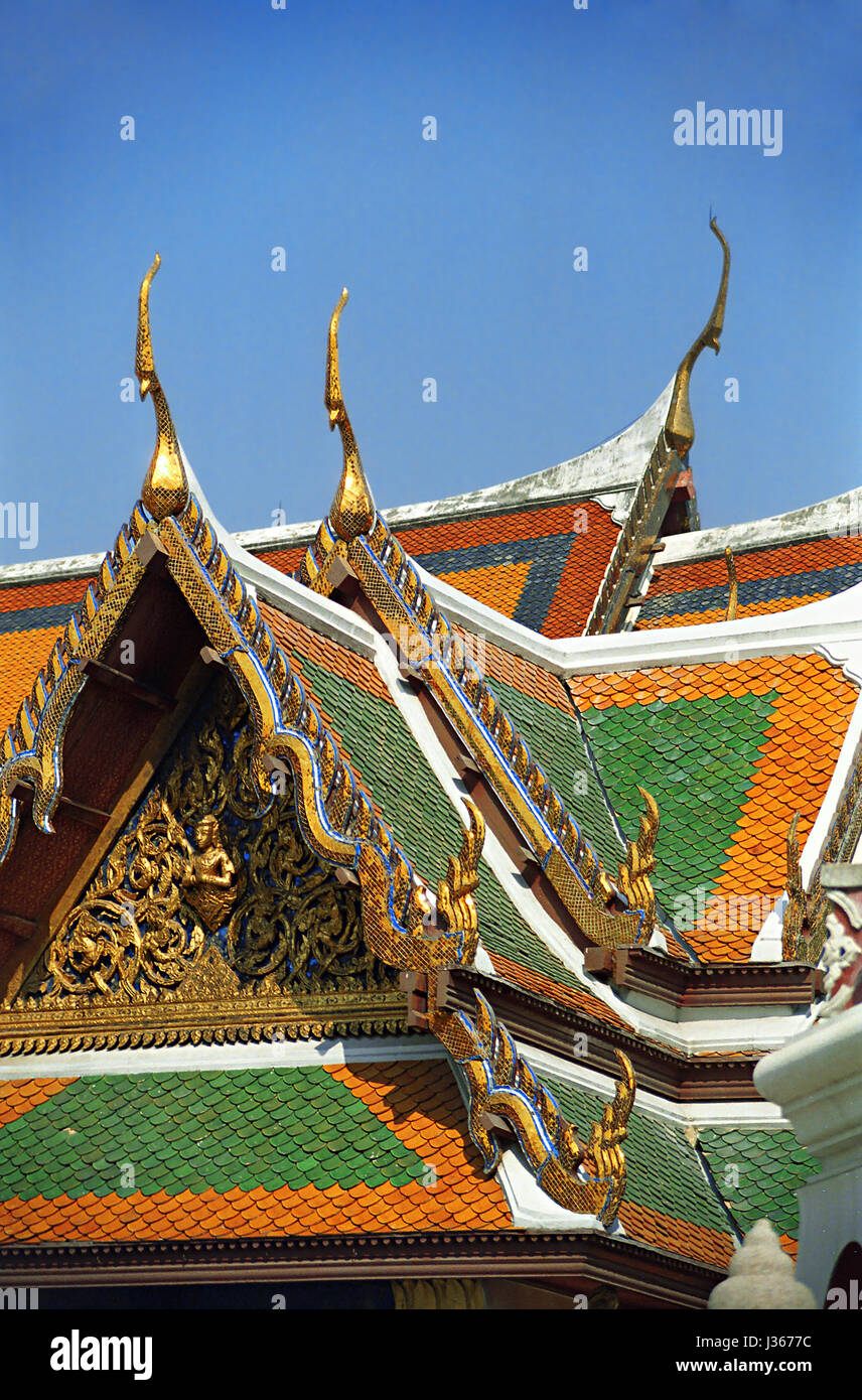Dettaglio del tetto, Phra Sawet Kudakhan Wihan Yot, e l'Ho Phra Monthian Tham oltre, il Palazzo Reale di Bangkok, Tailandia Foto Stock