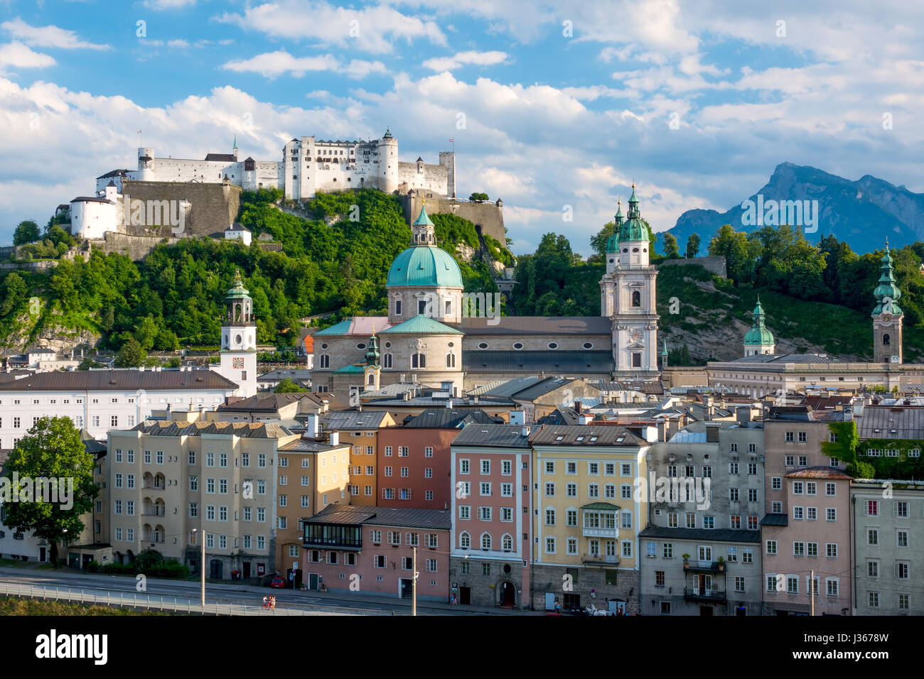 Austria. Salisburgo. Vista del centro e il Festung Hohensalzburg Foto Stock