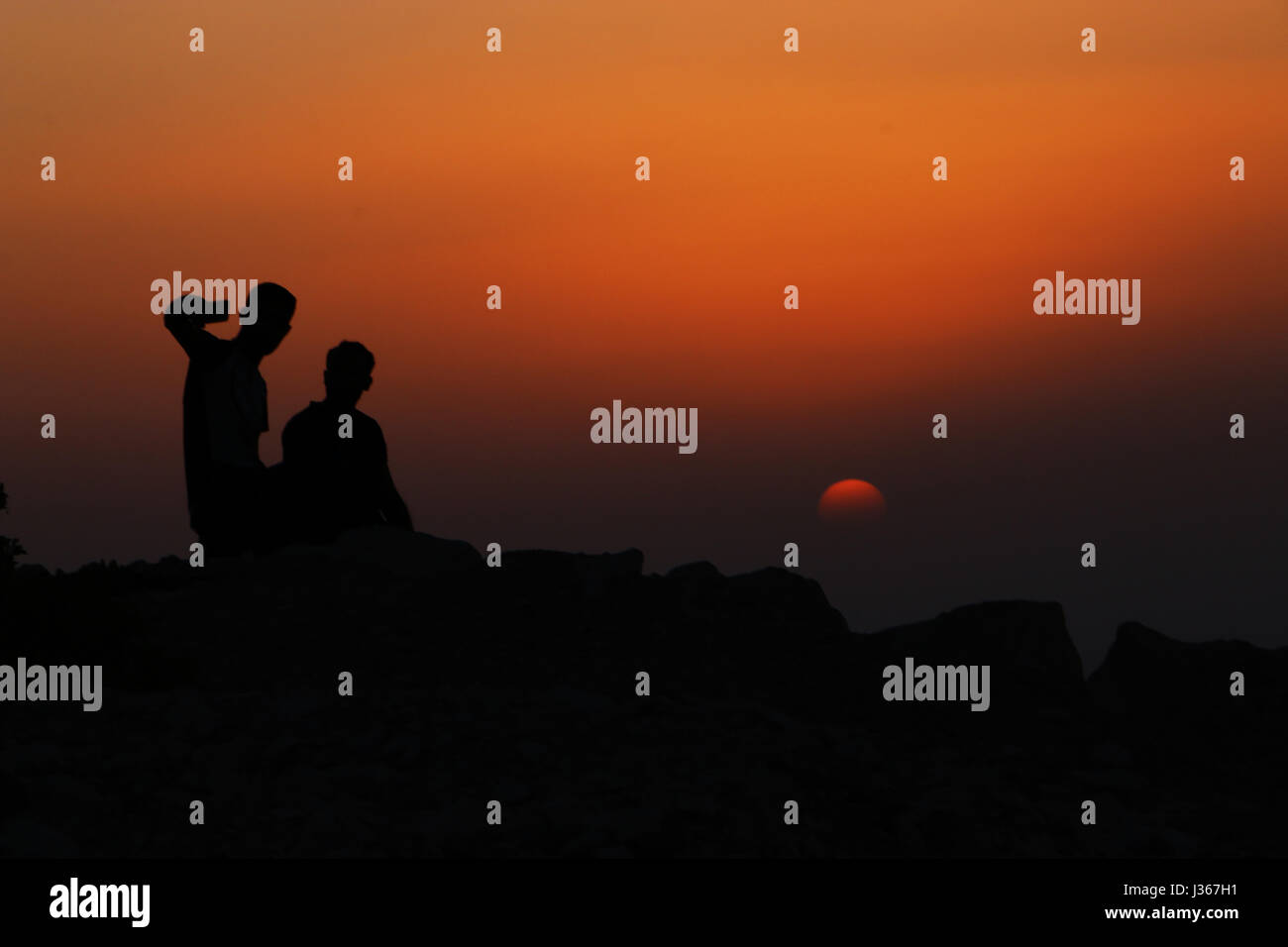 Amici prendendo selfy sul tramonto - jabal hafeet hill station a Al Ain, Abu Dhabi Foto Stock