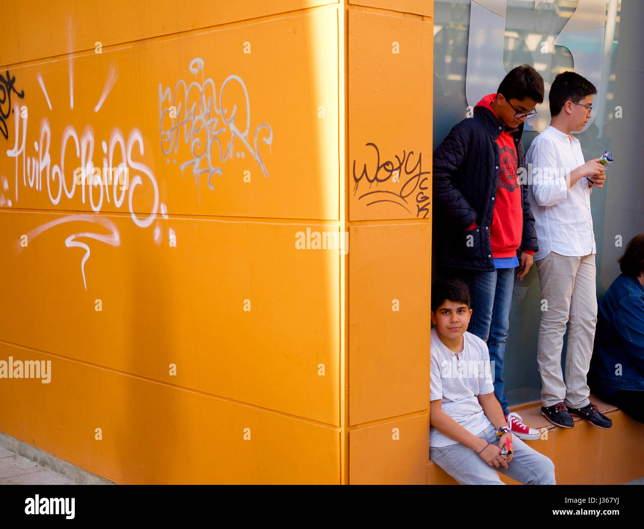 Bambini che cercano una tranquilla momenti lontano dalla folla a Semana Santa 2017 su Calle Fernan Gonzalez, Malaga Foto Stock