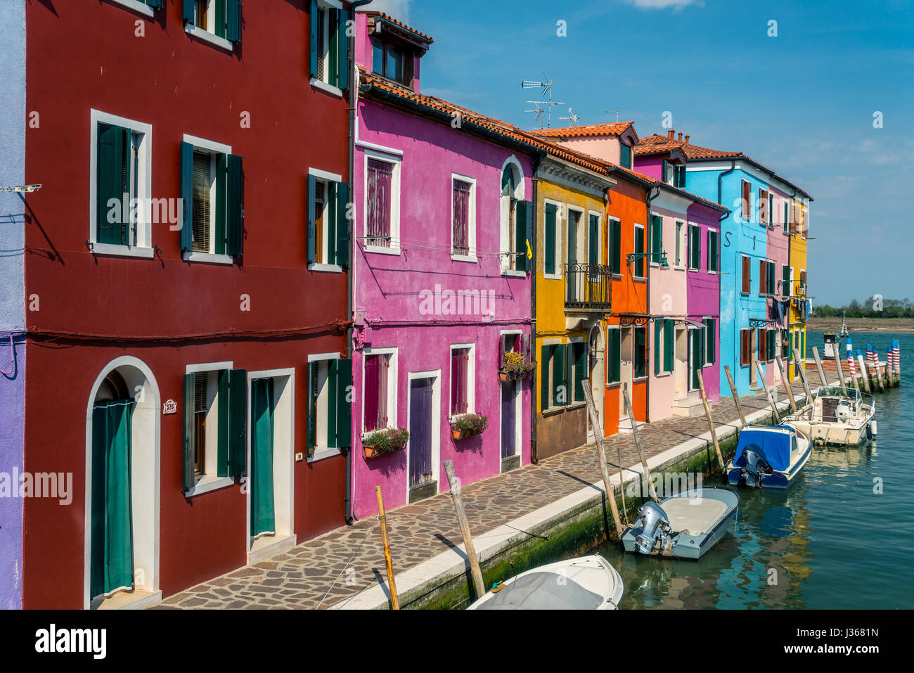 Burano, famosa per le sue colorate case, nella Laguna veneziana in una bella giornata di sole in Italia. Foto Stock
