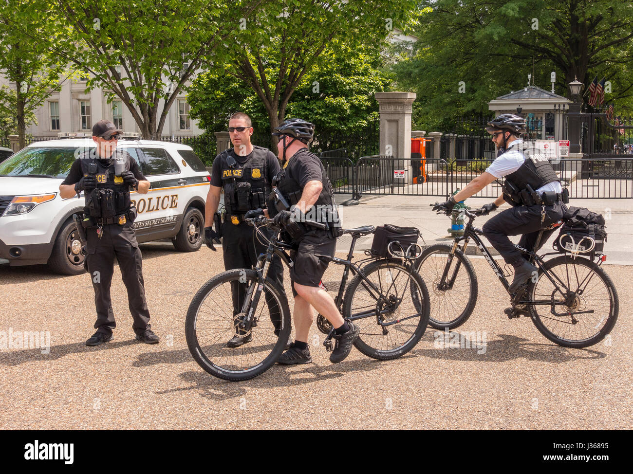 WASHINGTON, DC, Stati Uniti d'America - Servizi segreti ufficiali di polizia su biciclette alla Casa Bianca. Foto Stock