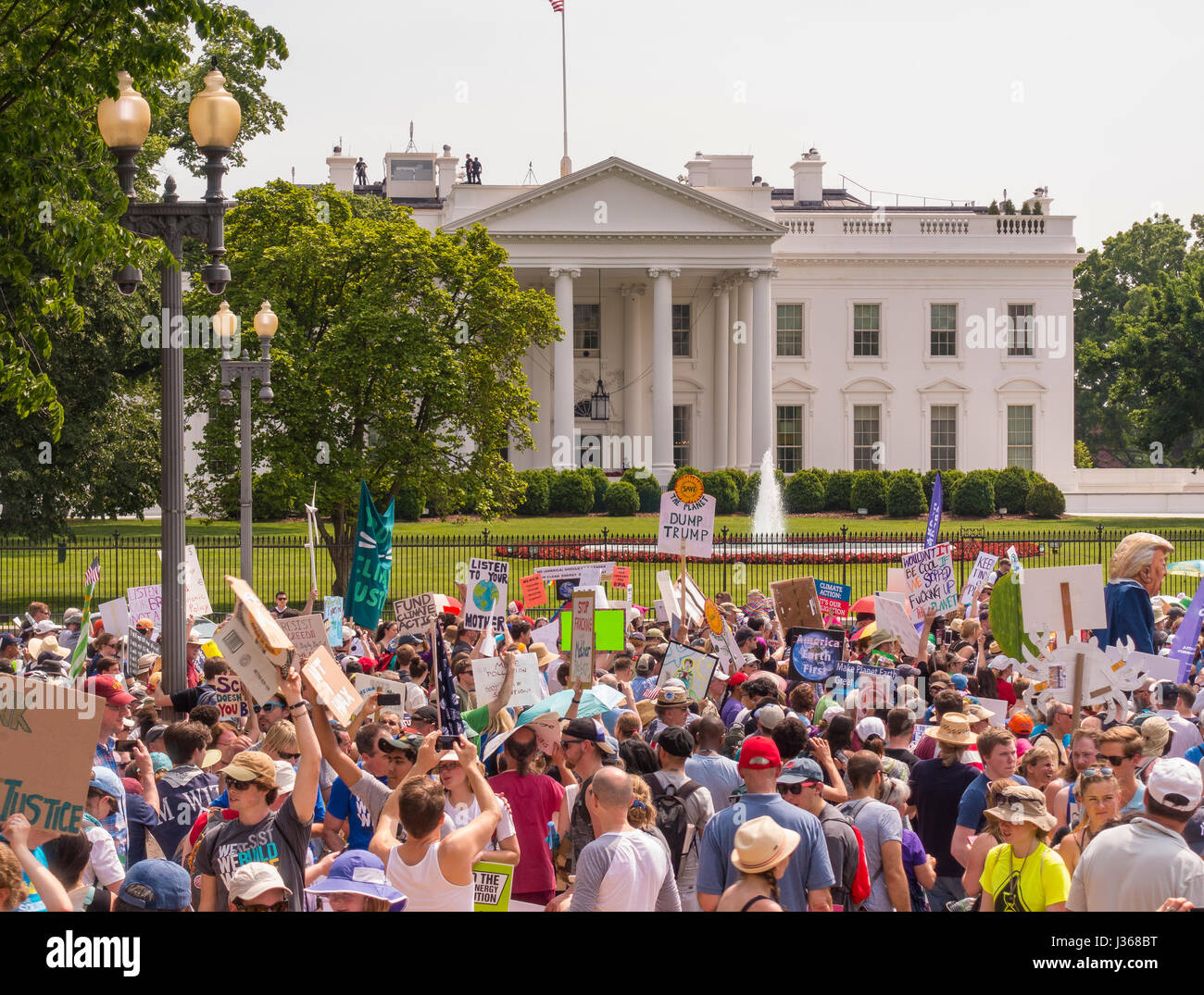 WASHINGTON, DC, Stati Uniti d'America - Il popolo del clima marzo dimostranti protesta di fronte Casa Bianca. Foto Stock