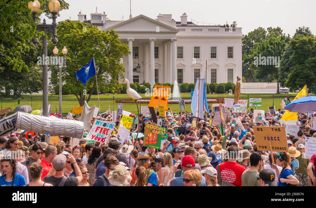 WASHINGTON, DC, Stati Uniti d'America - Il popolo del clima marzo dimostranti protesta di fronte Casa Bianca. Foto Stock