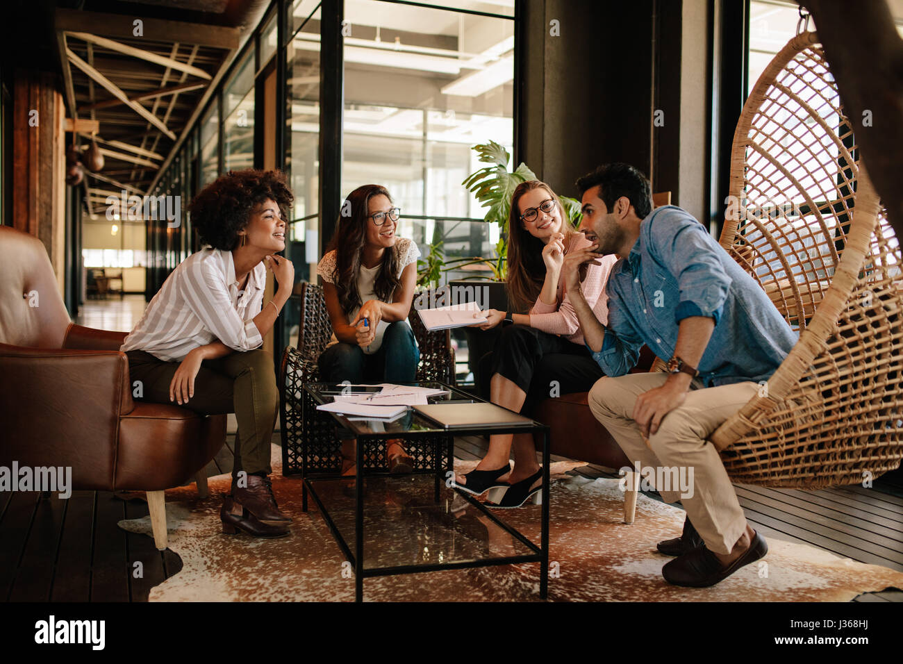 Team di Professionisti aziendali avendo discussioni in riunione. Multi etnico team aziendali di discussione del progetto. Foto Stock