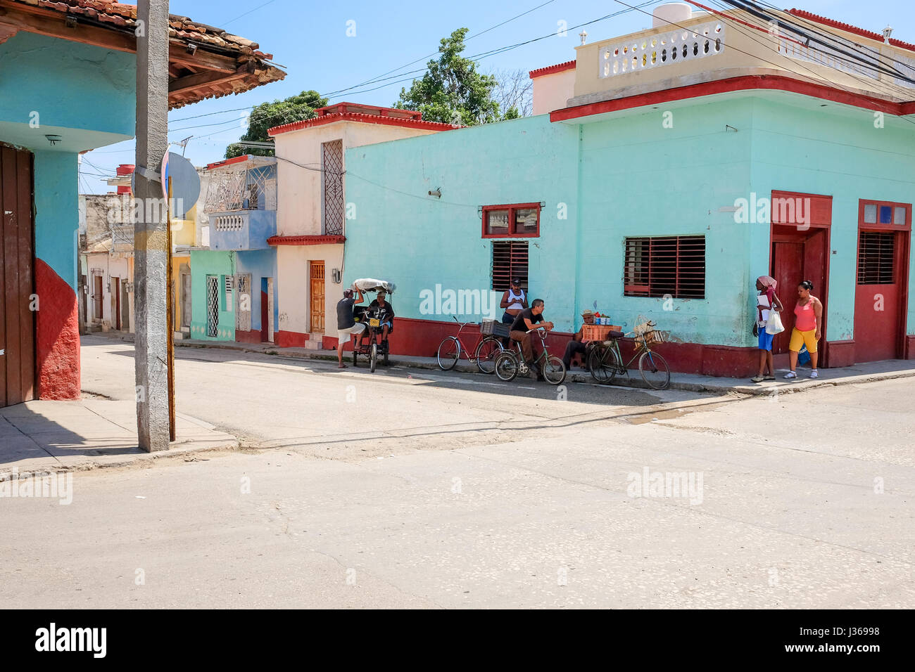 Strada locale vita in Trinidad, Sancti Spiritus, Cuba. Tipica scena da rurale di Cuba, con edifici color pastello, classic di auto e biciclette. Foto Stock