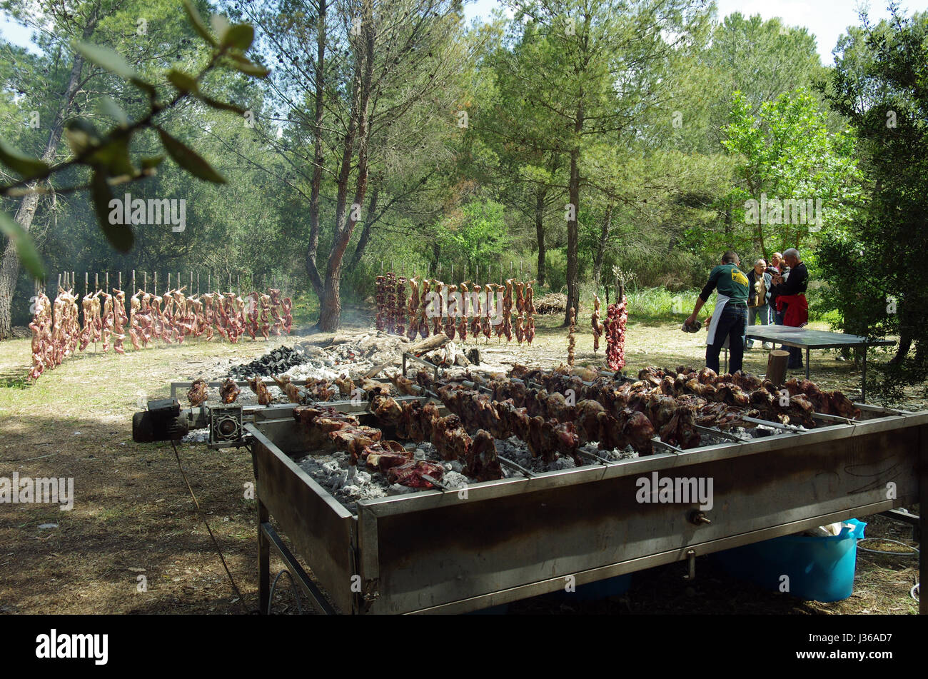 Bidonì, SARDEGNA. Lunedì di Pasqua Festa del paese: agnello arrosto Foto Stock