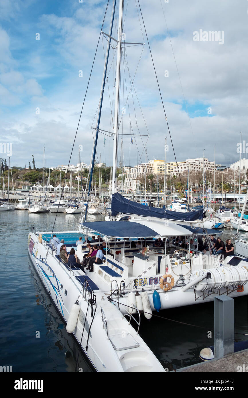 Toursits sul bordo di una catarmaran nel porto di Funchal, Madeira Foto Stock