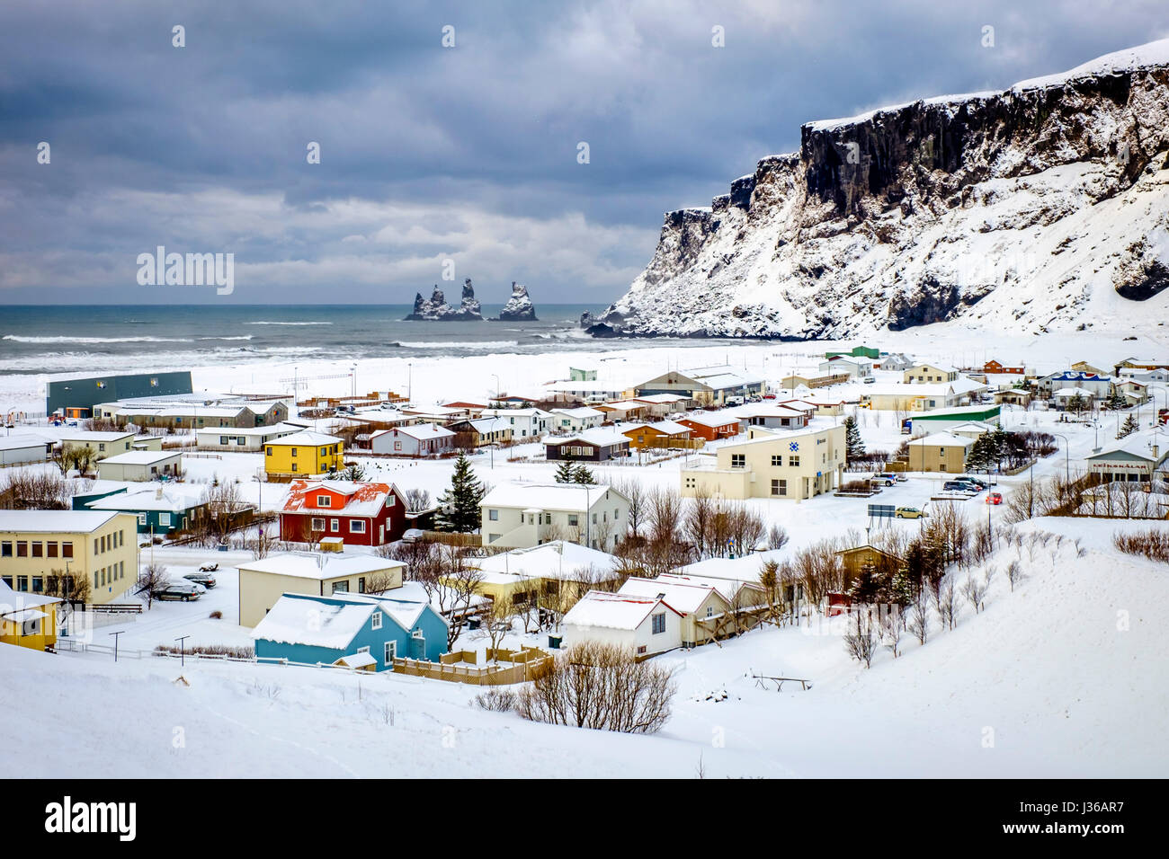 VIK, Islanda - CIRCA NEL MARZO 2015: Vista della città di Vik durante il periodo invernale in Islanda Foto Stock