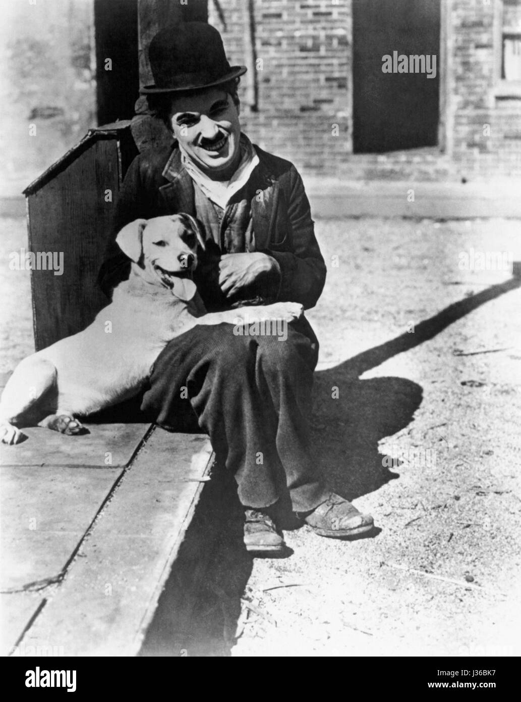 Vita da cani Anno: 1918 Regia: Charles Chaplin Charles Chaplin. È vietato riprodurre la fotografia al di fuori del contesto della promozione del film. Esso deve essere accreditato al Film Company e/o il fotografo assegnato da o autorizzati da/ammessi sul set del Film Company. Limitato a uso editoriale. Foto12 non concede diritti di pubblicità delle persone rappresentate. Foto Stock