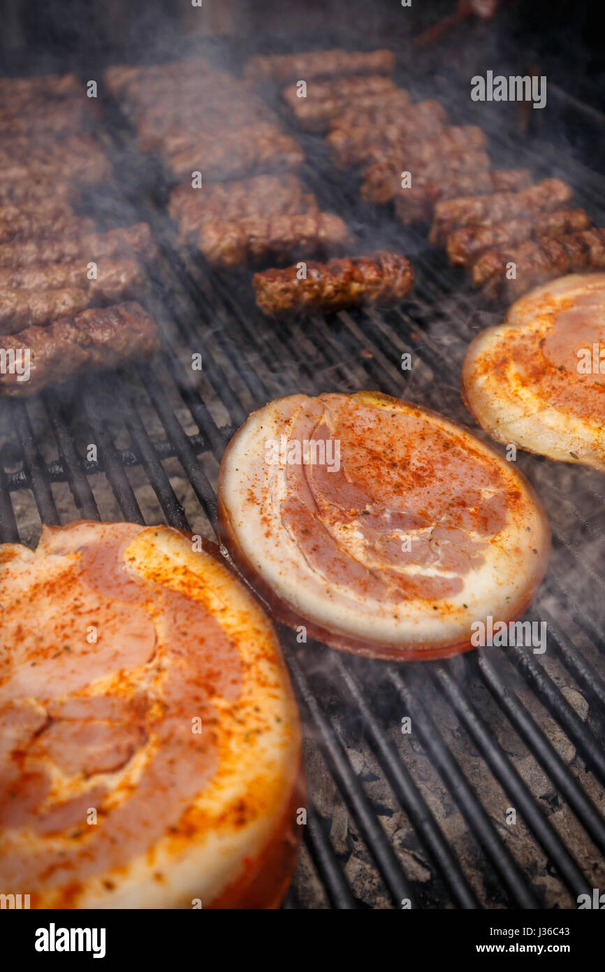 Fetta di carne di maiale arrosto nocche sul grill Foto Stock