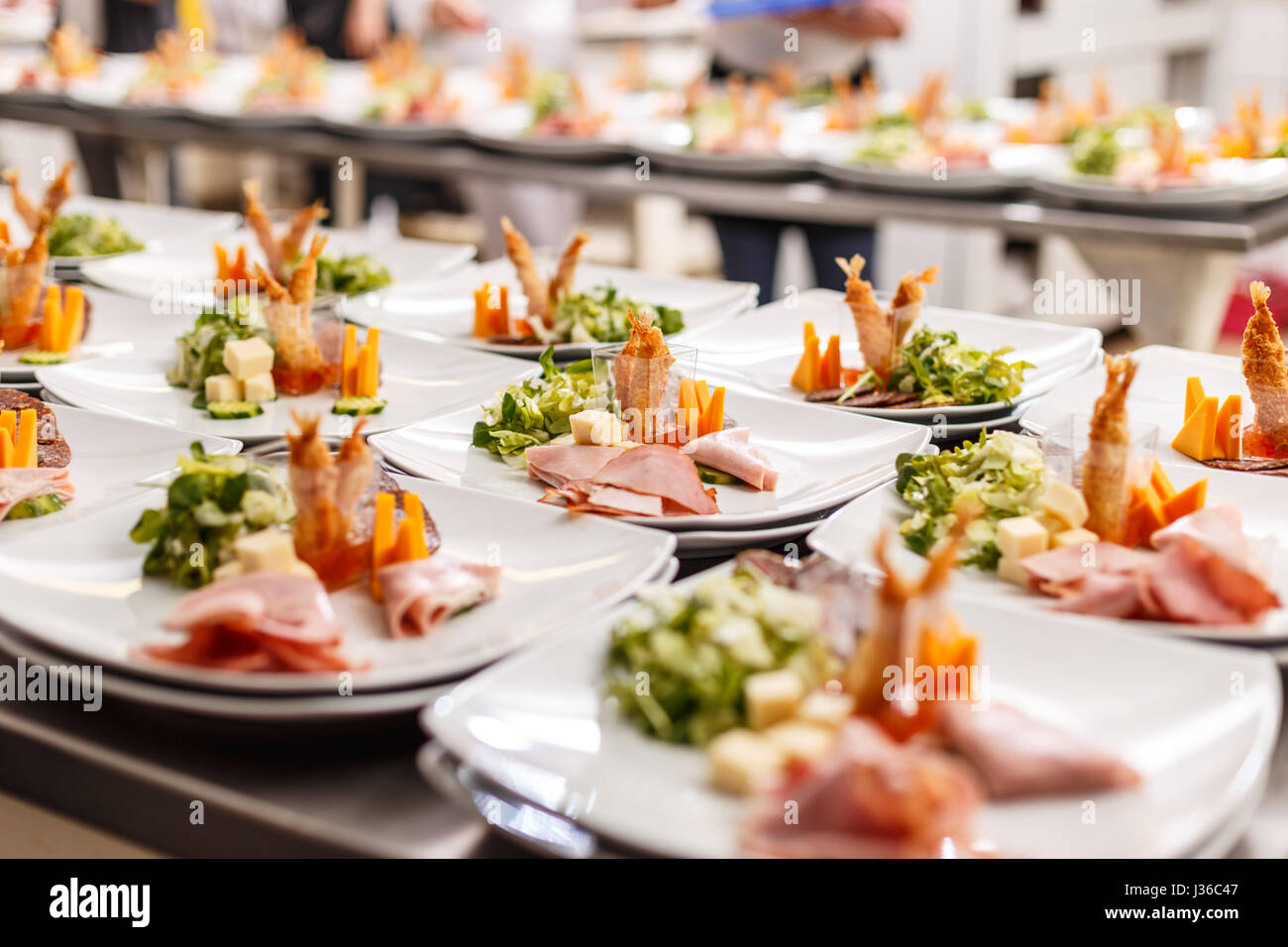 Sacco di antipasti e piatti di cibo in un ristorante di cucina. Foto Stock