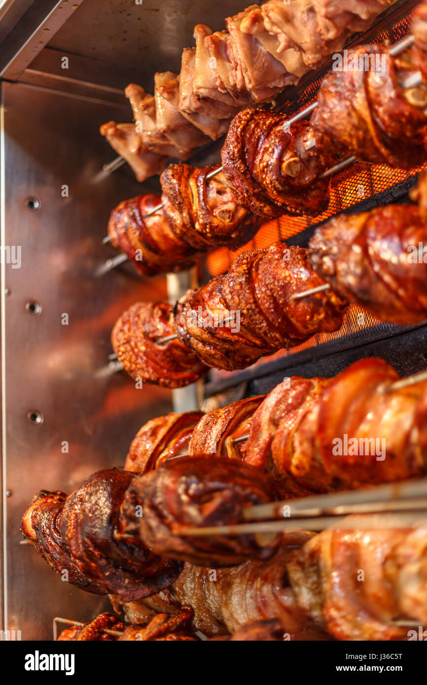Arrosto di maiale knuckles allo spiedo Foto Stock