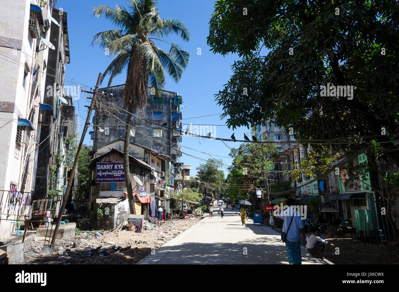 Edificio di appartamenti alto blocchi e street, Yangon, Myanmar Foto Stock
