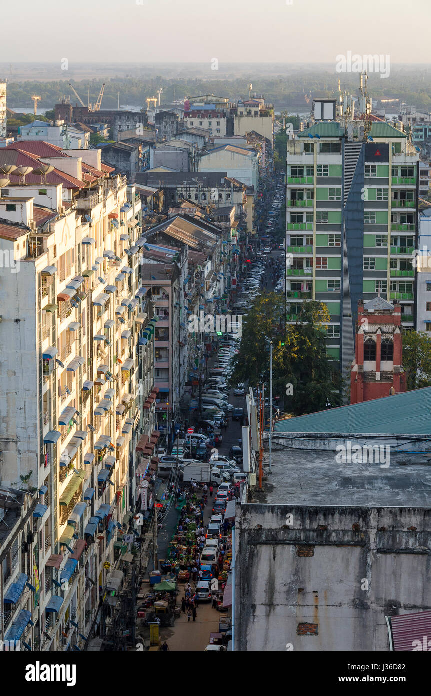 Edificio di appartamenti alto blocchi e street, Yangon, Myanmar Foto Stock