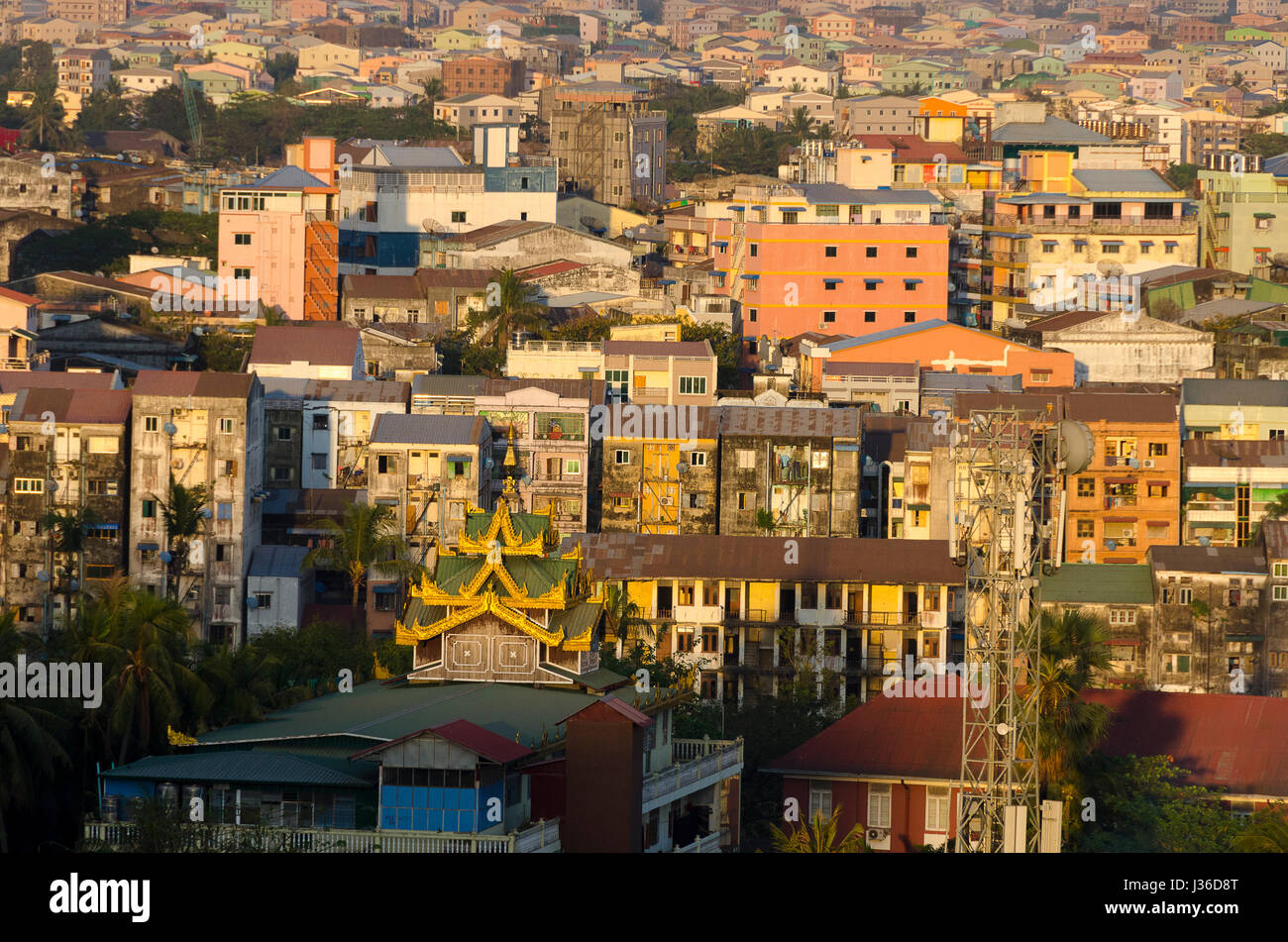 Edificio di appartamenti alto blocchi e tempio locale, Yangon, Myanmar Foto Stock