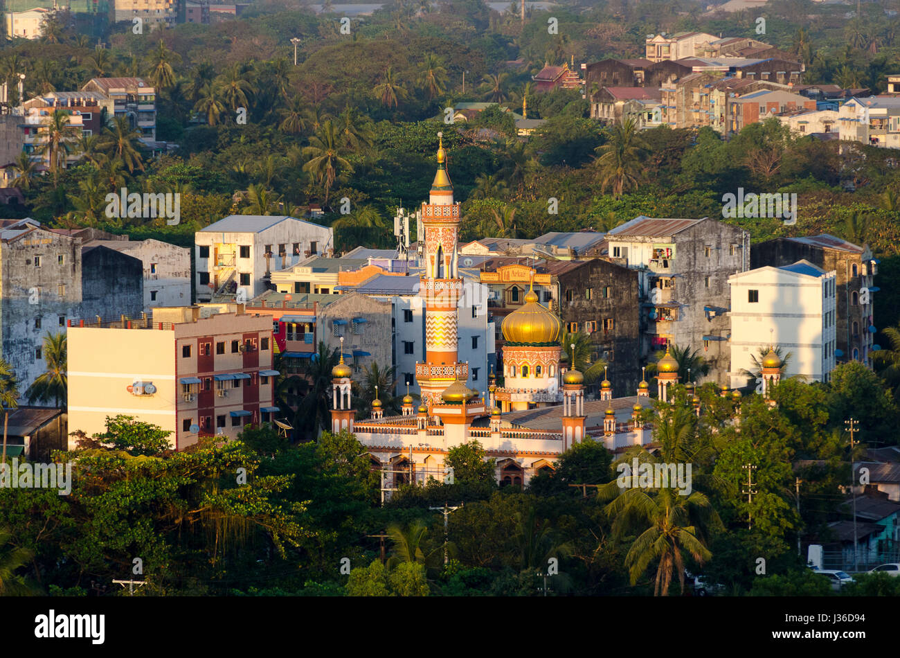 Edificio di appartamenti alto blocchi e moschea, Yangon, Myanmar Foto Stock