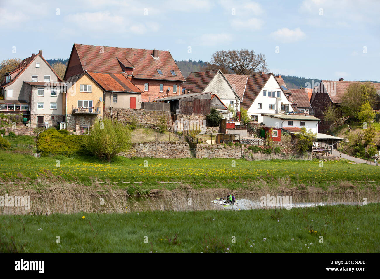 Parte posteriore del case sulle rive del fiume Weser, Bodenfelde, Distretto di Northeim, Bassa Sassonia, Germania Foto Stock