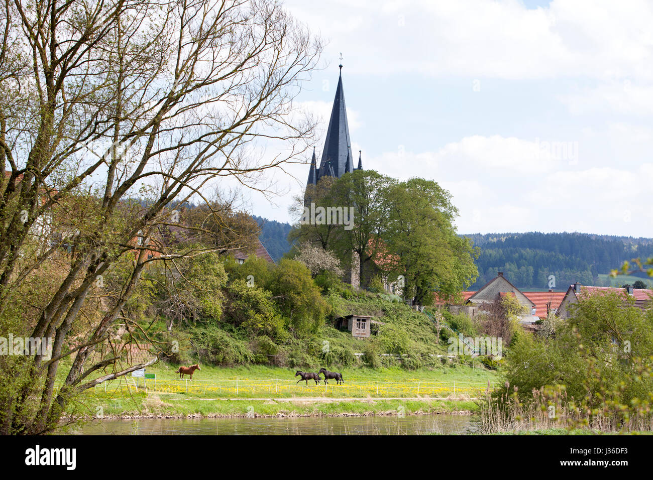 La chiesa e il borgo di Bodenfelde, Distretto di Northeim, Bassa Sassonia, Germania Foto Stock