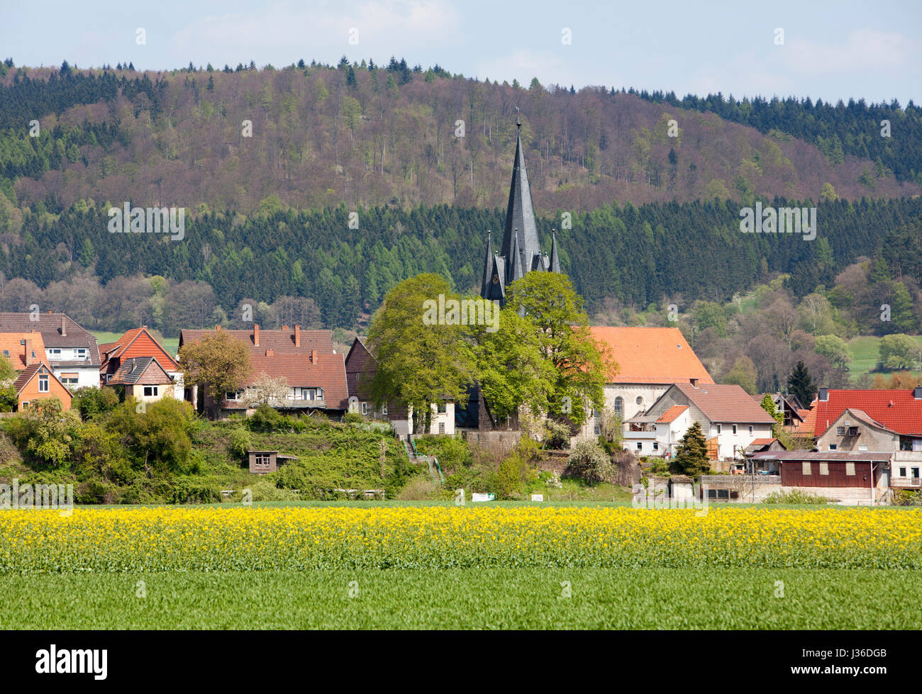 La chiesa e il borgo di Bodenfelde, Distretto di Northeim, Bassa Sassonia, Germania Foto Stock