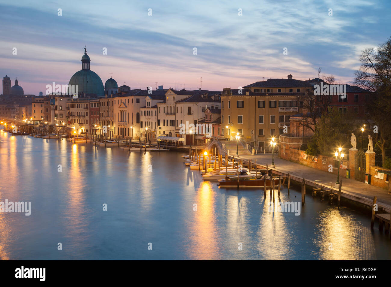 Alba sul Canal Grande a Venezia. San Simeone Piccolo chiesa duomo nel quartiere di Santa Croce di telai in distanza. Foto Stock