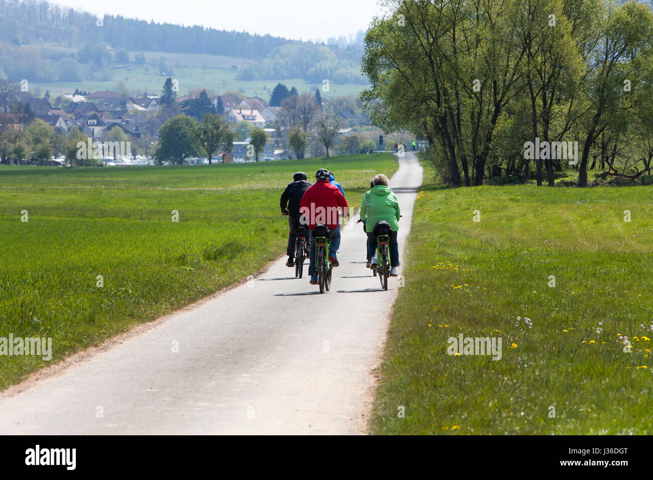 Il Weser bikeway R1 tra i villaggi di Gewissenruh e Gieselwerder, lungo il fiume Weser, Superiore Valle Weser, Weser Uplands, Weserbergland, R Foto Stock