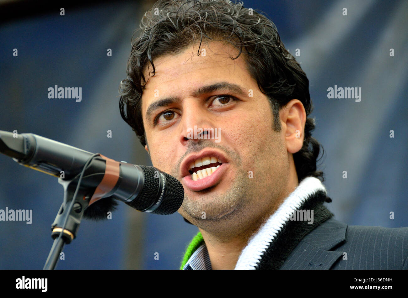 Abdulaziz Almashi, Syran rifugiato e co-fondatore di Siria solidarietà UK, parlando a rifugiati Benvenuti rally, London, 2015 Foto Stock