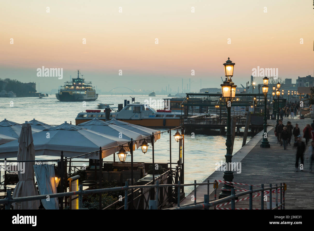 Crepuscolo nel sestiere di Dorsoduro di Venezia. Foto Stock