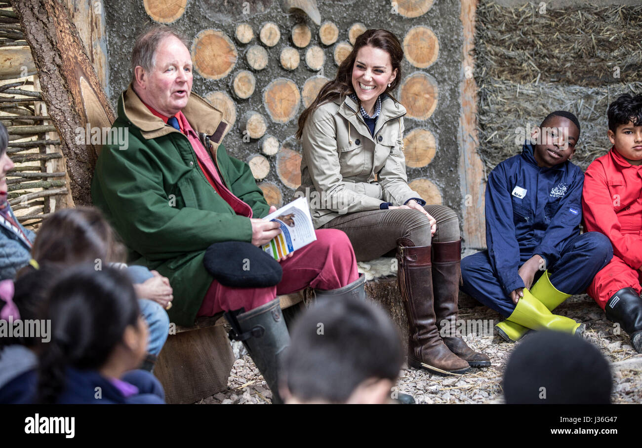 La Duchessa di Cambridge ascolta i bambini autore Michael Morpurgo leggere uno dei suoi racconti durante una visita alle aziende agricole per bambini di città della carità in Gloucester, dove lei ha visto il loro lavoro dando ai giovani dalla città dell'interno la possibilità di trascorrere una settimana in una fattoria di lavoro. Foto Stock