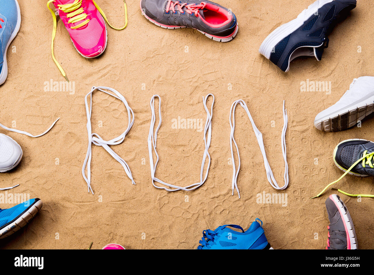 Scarpe da corsa e di eseguire il segno fatto di lacci delle scarpe, sabbia Foto Stock