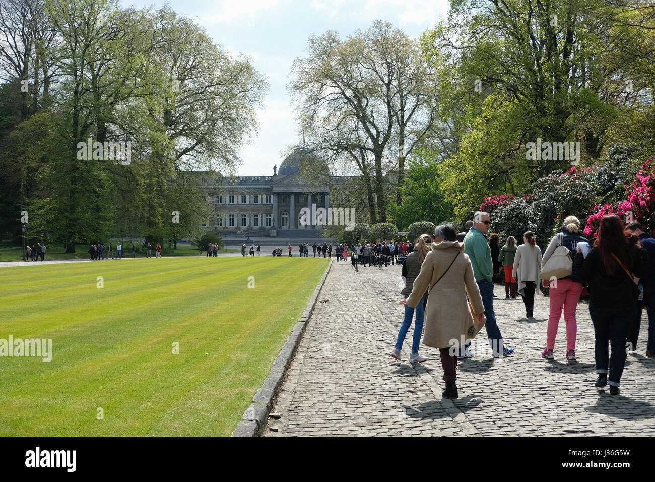 Visitatori di entrare nella tenuta reale di Laeken per una visita delle Serre Reali, solo aperto al pubblico per tre settimane in primavera Foto Stock