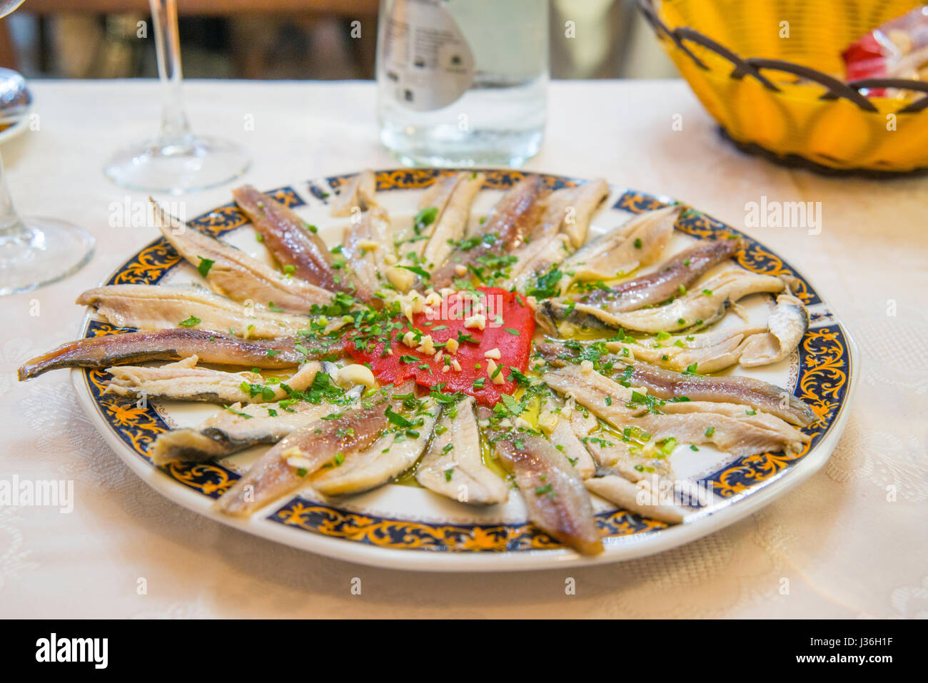 Alici marinate con aglio, prezzemolo, pepe rosso e olio di oliva. Spagna. Foto Stock