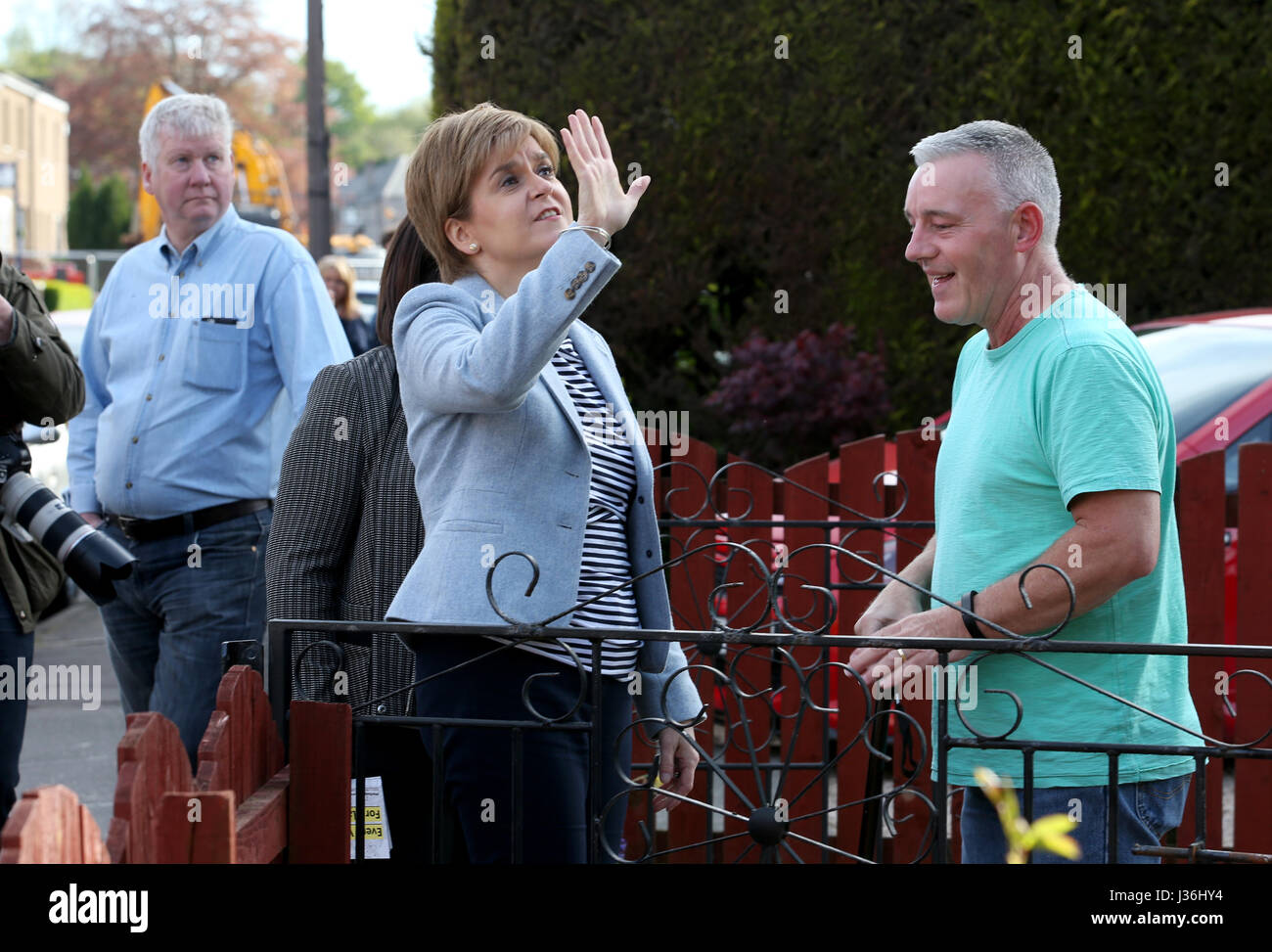 Primo ministro e leader del partito SNP Nicola Storione incontra i residenti al di fuori delle loro case come lei le campagne in Toryglen, Glasgow, davanti alle elezioni del consiglio di giovedì. Foto Stock