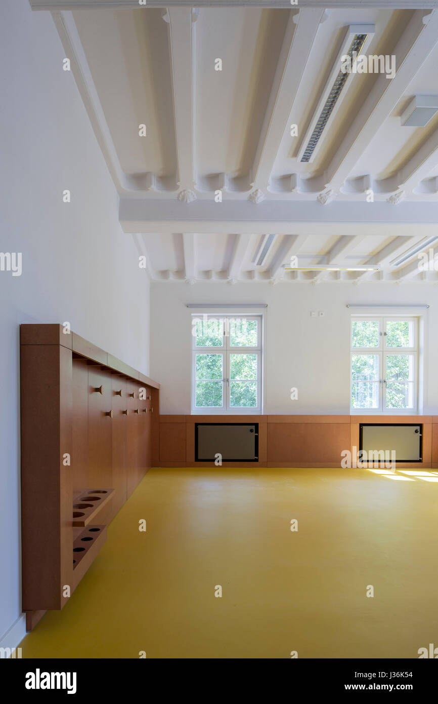 Camera non ammobiliata con esposti a soffitto. Haus der Bildung - Biblioteca Comunale di Bonn, Bonn, Germania. Architetto: kleyer.koblitz.letzel.freivogel.architekt Foto Stock