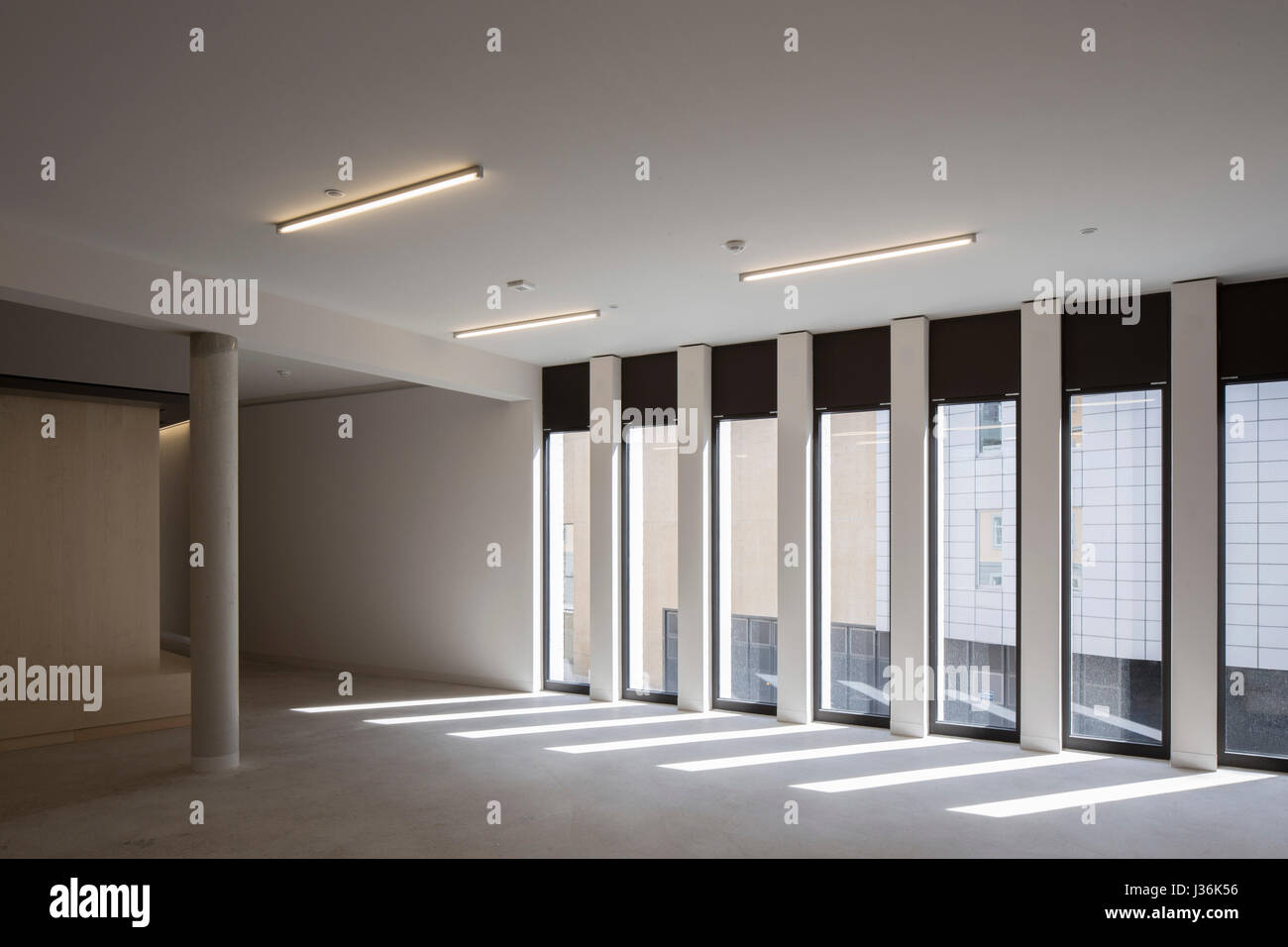Spazio di circolazione con finestratura. Haus der Bildung - Biblioteca Comunale di Bonn, Bonn, Germania. Architetto: kleyer.koblitz.letzel.freivogel.architekten Foto Stock