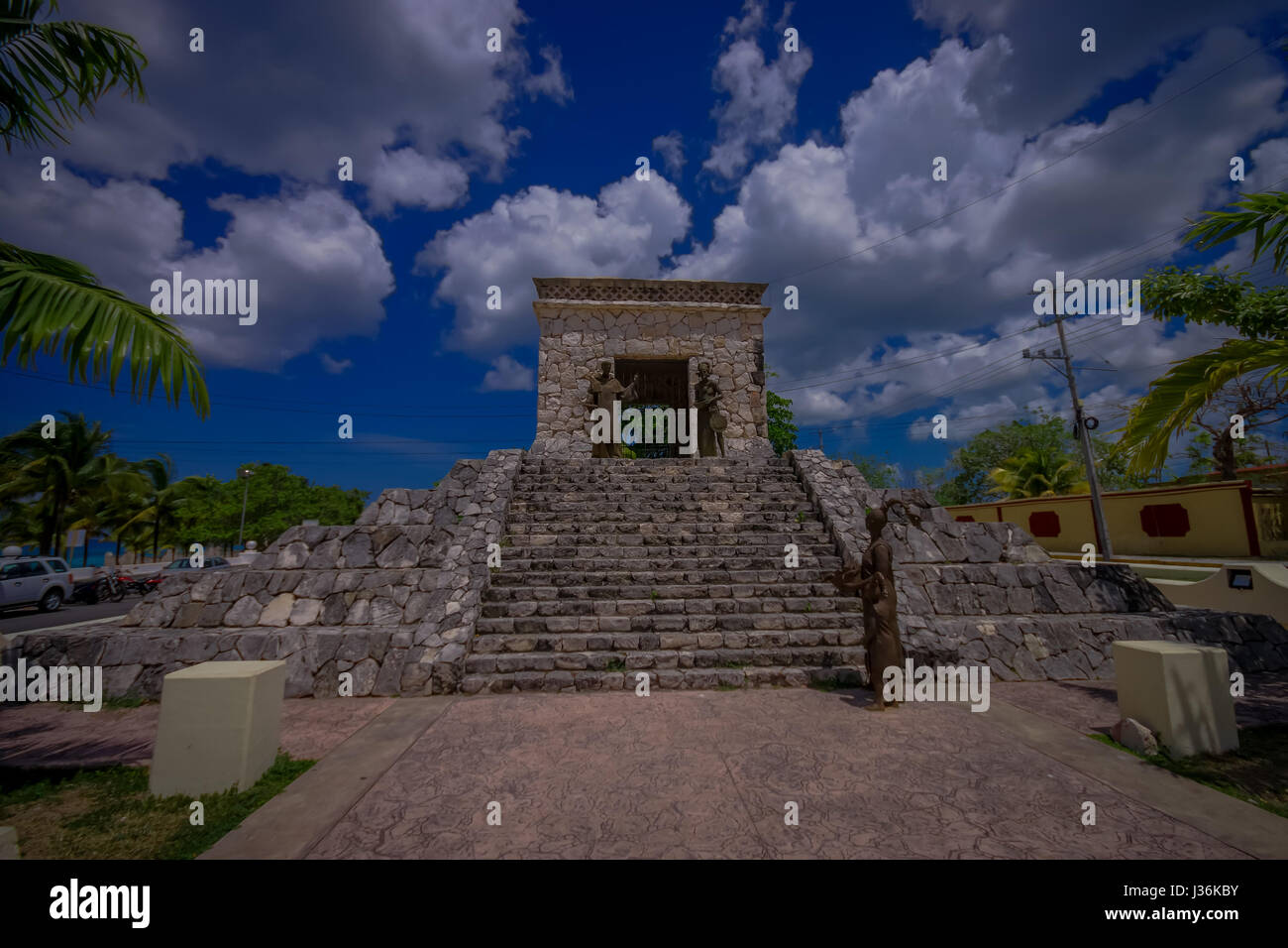 COZUMEL, Messico - 23 Marzo 2017: Il monumento di due culture un monumento vicino al sito della prima messa cattolica eseguita in Messico Foto Stock