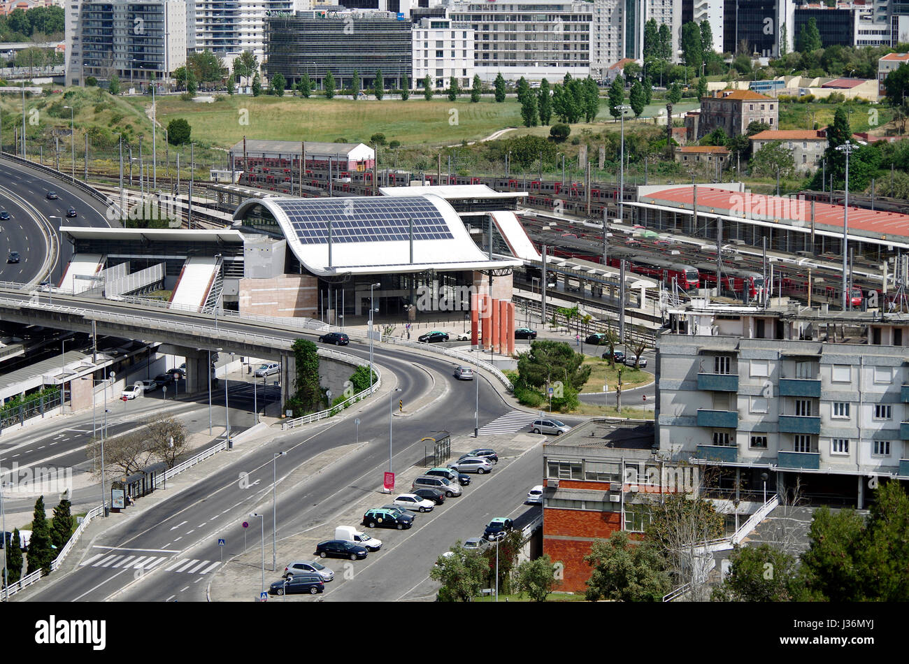 Vista della stazione di Campolide, da Aguas Livres acquedotto, attraversando Alcantara Vally, Lisbona, Portogallo Foto Stock