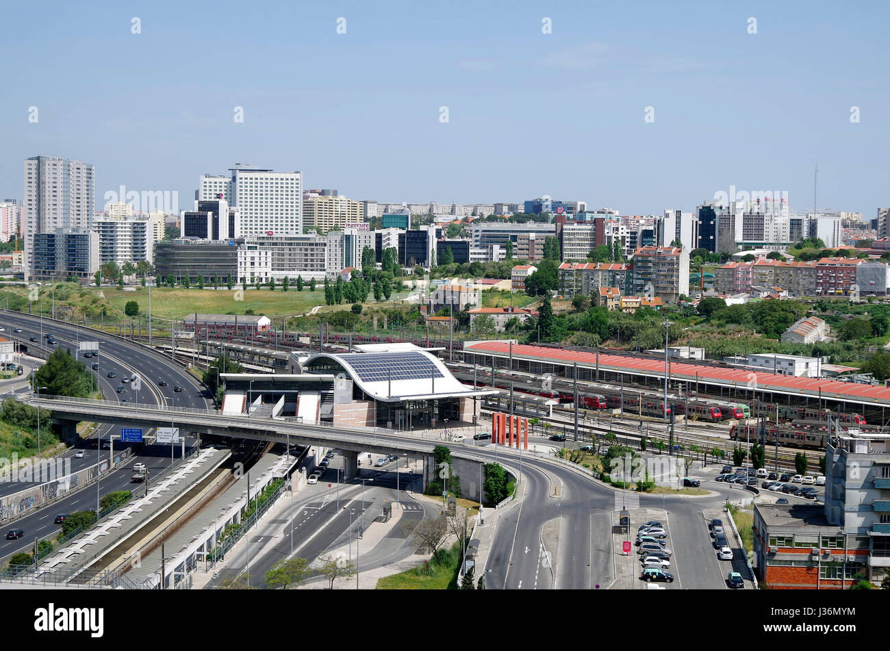 Vista della stazione di Campolide, da Aguas Livres acquedotto, attraversando Alcantara Vally, Lisbona, Portogallo Foto Stock