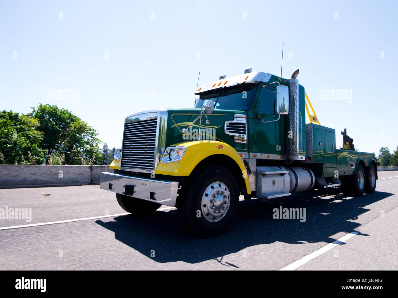 Moderna e compatta semi autocarro per il trasporto dei semi rotto i carrelli big rig che necessitano del servizio di traino, con tutte le necessarie attrezzature e utensili Foto Stock