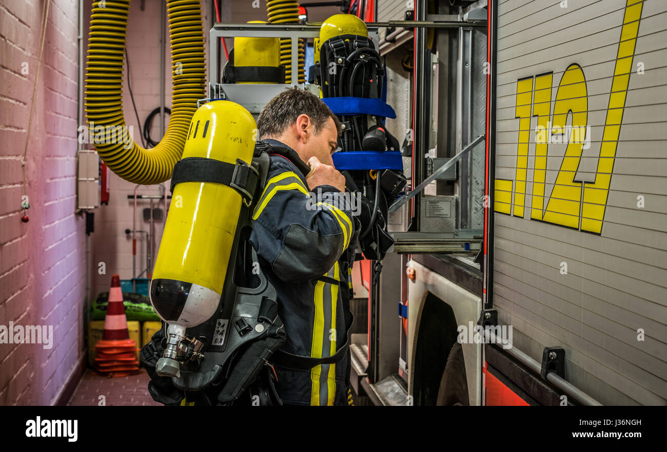 Vigile del Fuoco in azione con serbatoio di ossigeno - HDR Foto Stock
