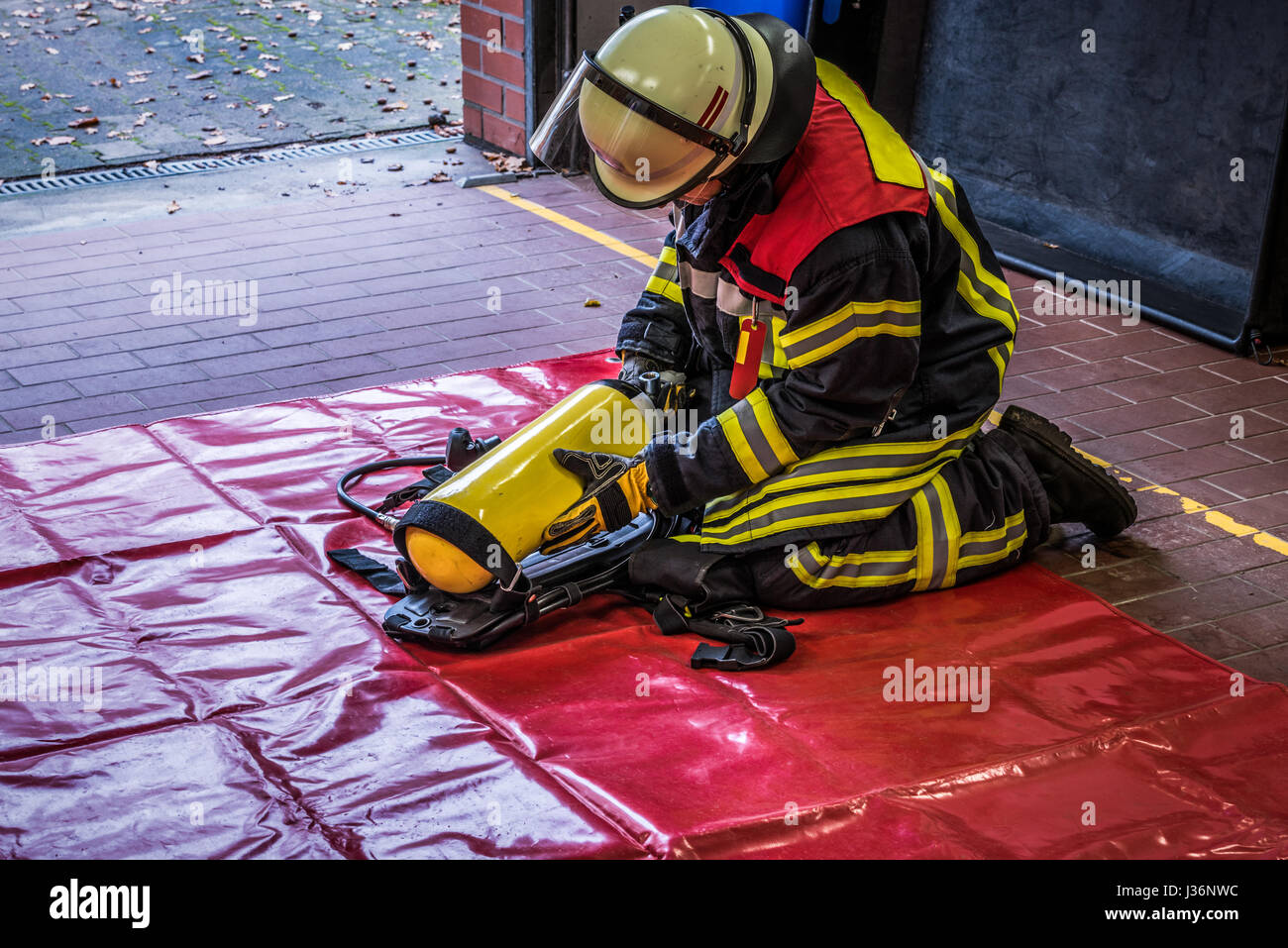 Vigile del Fuoco in azione con serbatoio di ossigeno - HDR Foto Stock