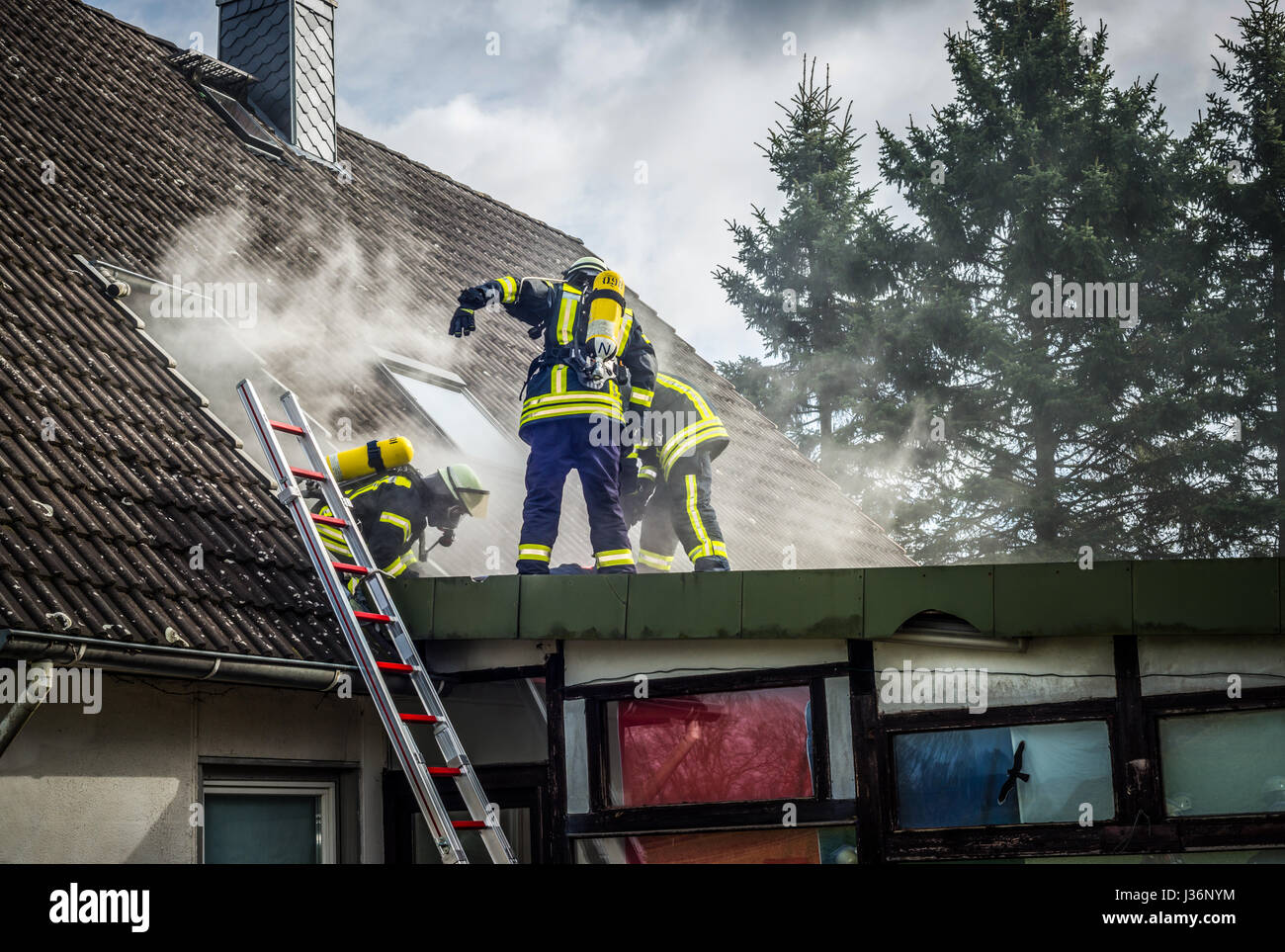 I pompieri spengono un incendio nel lavoro di squadra - HDR Foto Stock