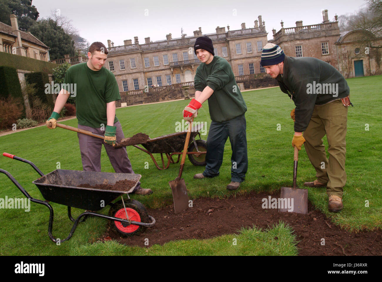 Tom underwood (pianura hat) e ben Lewis che sono detenuti di ashfield giovani delinquenti istituto lavora in Dyrham Park, con Nathan bengey (con striping hat) Foto Stock