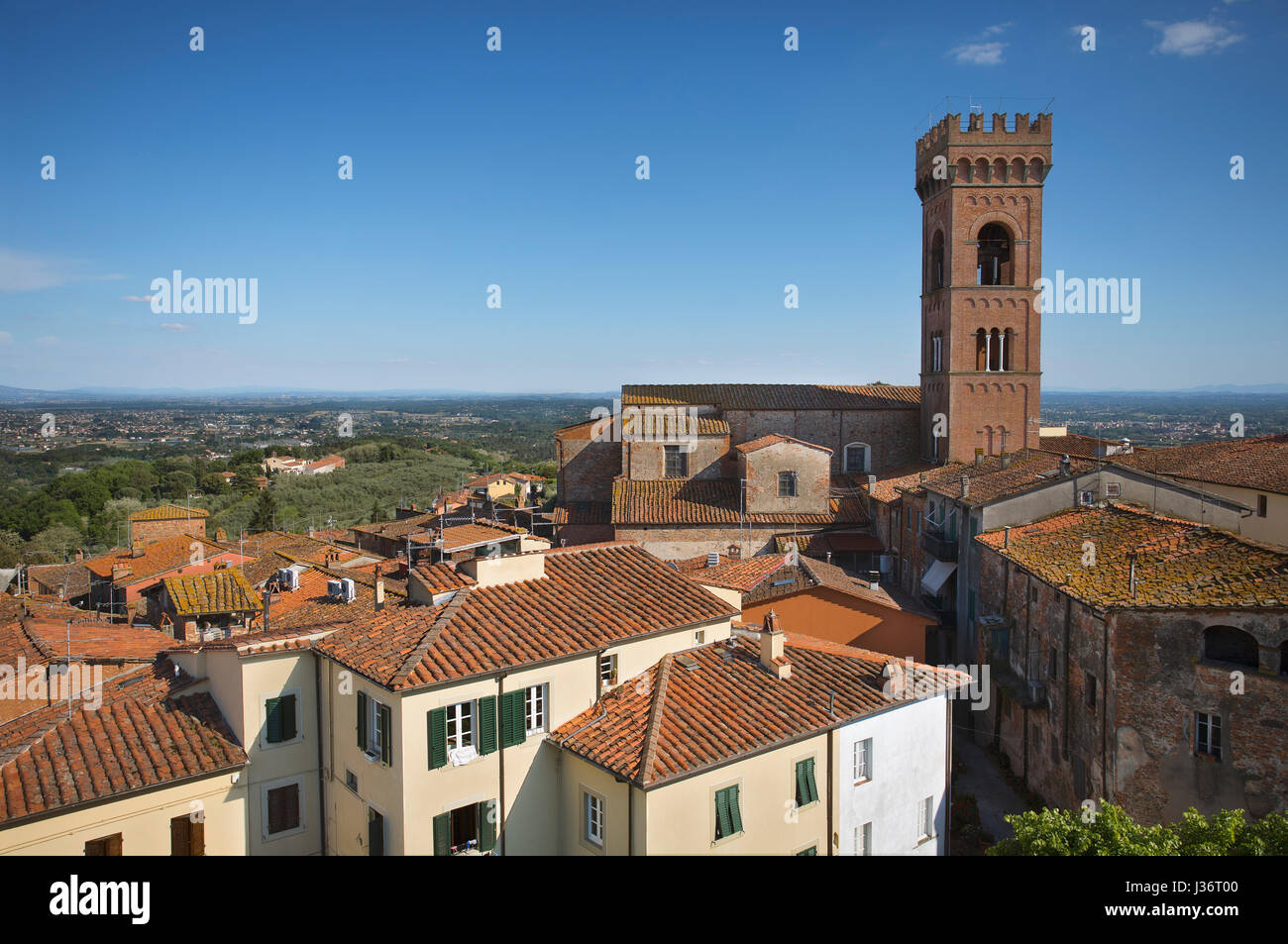 Vista di Montecarlo, Lucca. Città italiana del vino Foto stock - Alamy