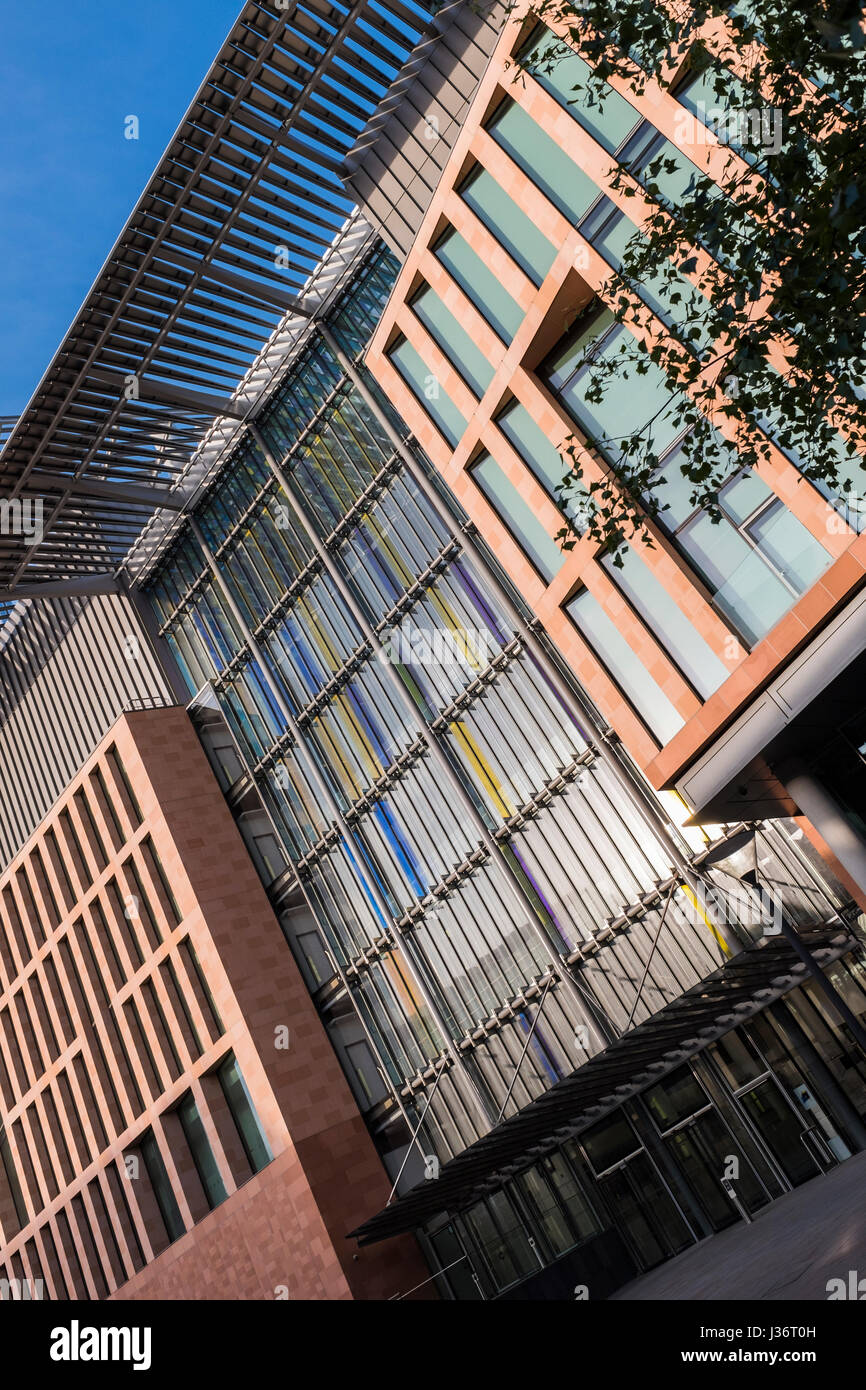 La Francis Crick Institute è un edificio accanto alla stazione ferroviaria internazionale di St Pancras stazione ferroviaria nel quartiere di Camden, London, England, Regno Unito Foto Stock